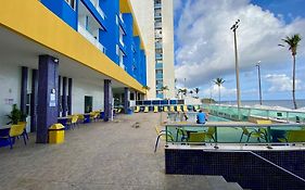 Flat na Barra - Localização privilegiada, beira mar